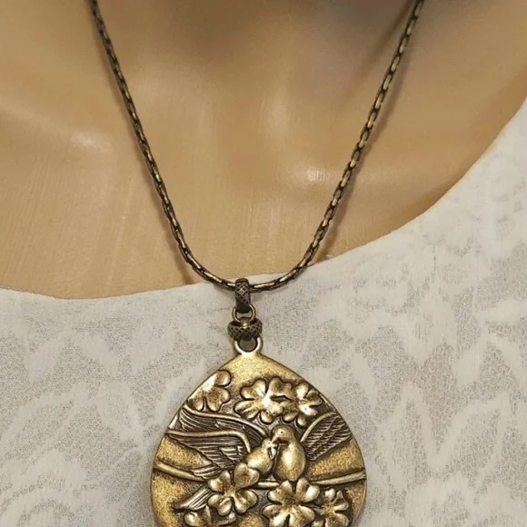 VTG RARE unique Abalone  Antique Gold Tone Doublesided Pendant With Birds - Picture 5 of 6